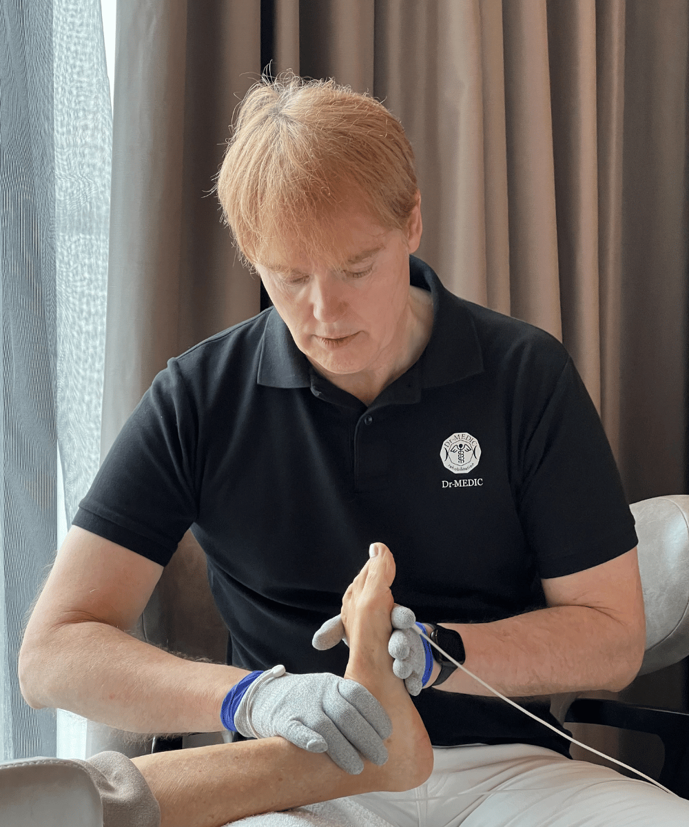 Peter Höljö treating with Dr-PRO gloves